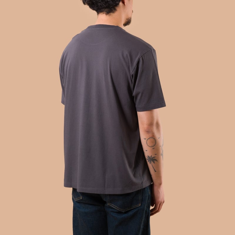 image flâneurs BATONER / Light Meriyasu T-Shirt Charcoal Navy de dos