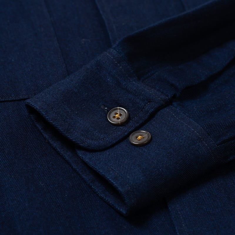détail manche flâneurs UNIVERSAL WORKS Attendant Shirt Indigo Recycled Herringbone (3)