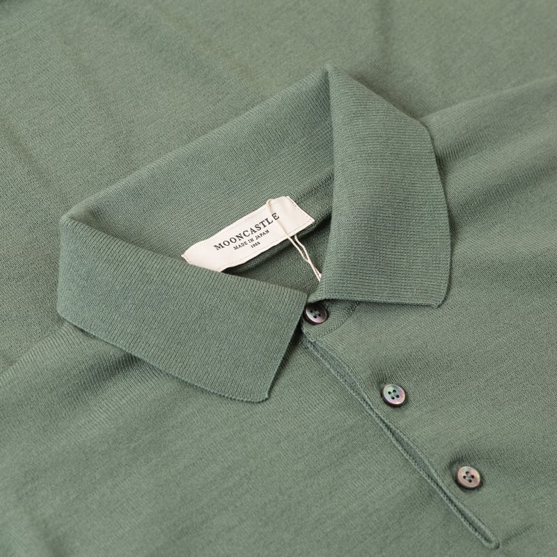 image flâneurs MOONCASTLE / Ice Cotton Poloneck Olive détail col