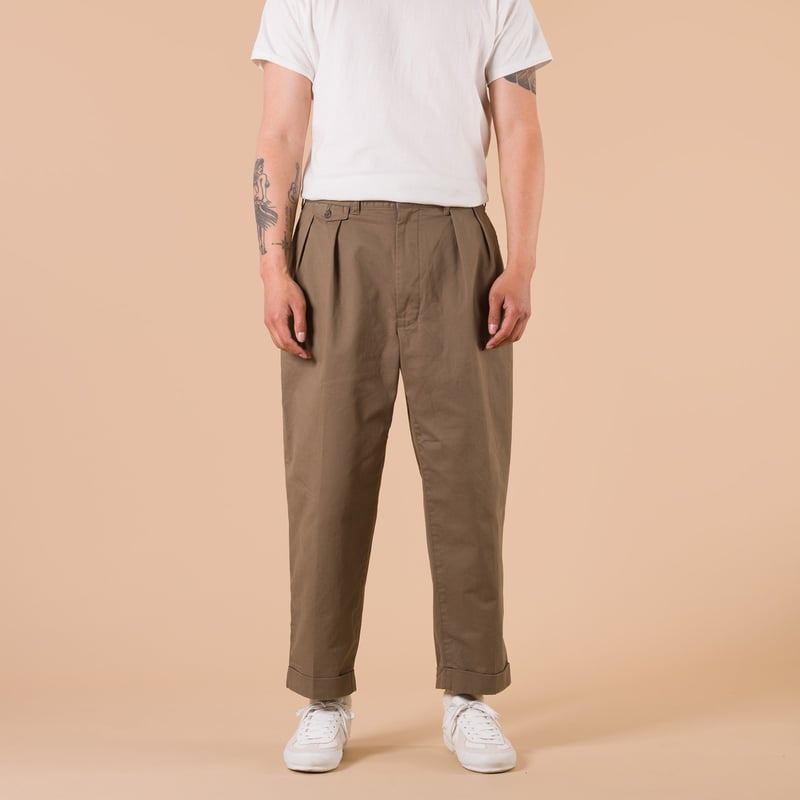 Image_Flâneurs_2 Pleats Twill Trousers Olive_de-face