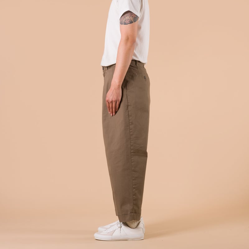 Image_Flâneurs_2 Pleats Twill Trousers Olive_de-profil