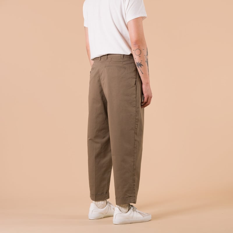 Image_Flâneurs_2 Pleats Twill Trousers Olive_de-dos