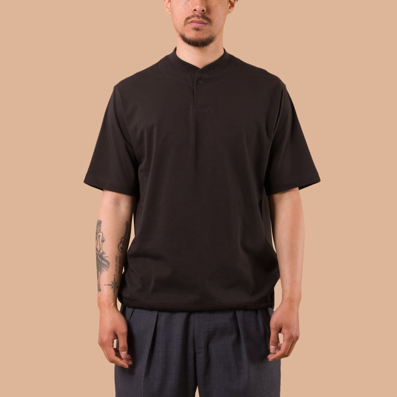 image flaneurs porté JACKMAN Grace GJ Neck T-Shirt Smoky Black de face