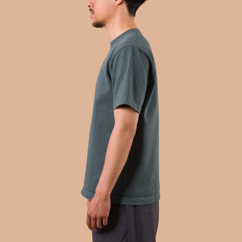 image flaneurs porté JACKMAN Dotsume T-Shirt Cloudy Green de profil