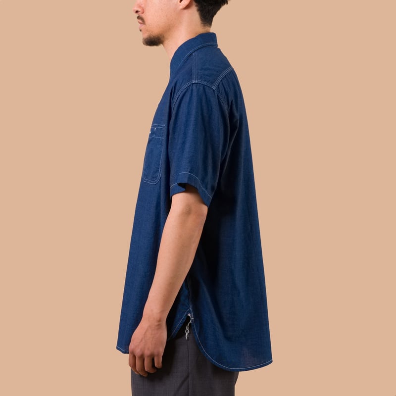 image flaneurs chemise Workshirt Plain Indigo Chambray Beams Plus Japan porté de profil