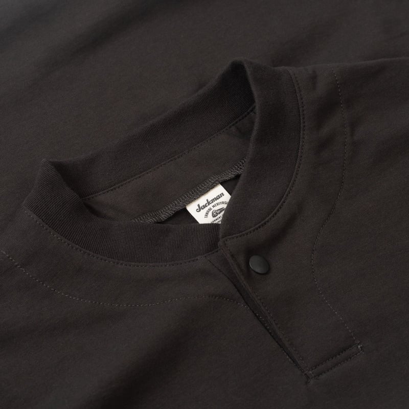 détails flaneurs JACKMAN Grace GJ Neck T-Shirt Smoky Black (2)