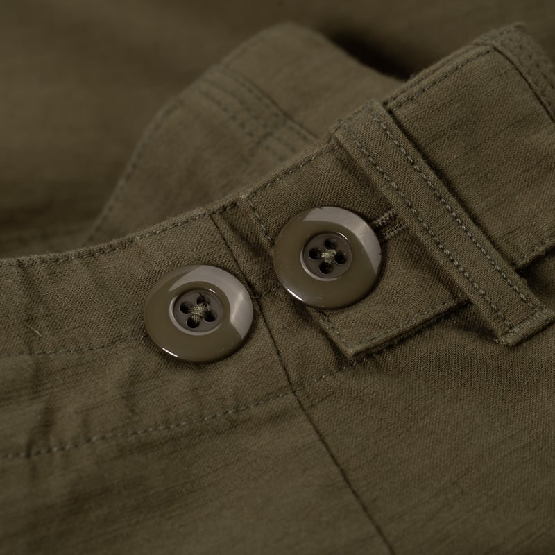 image flâneurs FRIZMWORKS / Back Satin Essential Fatigue Shorts Olive détail bouton