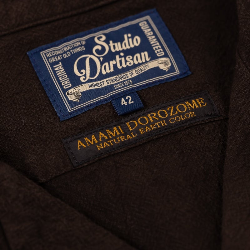 image flâneurs STUDIO D'ARTISAN / 5739 Amami Mud Dyed Shirt Dark Brown détail étiquette