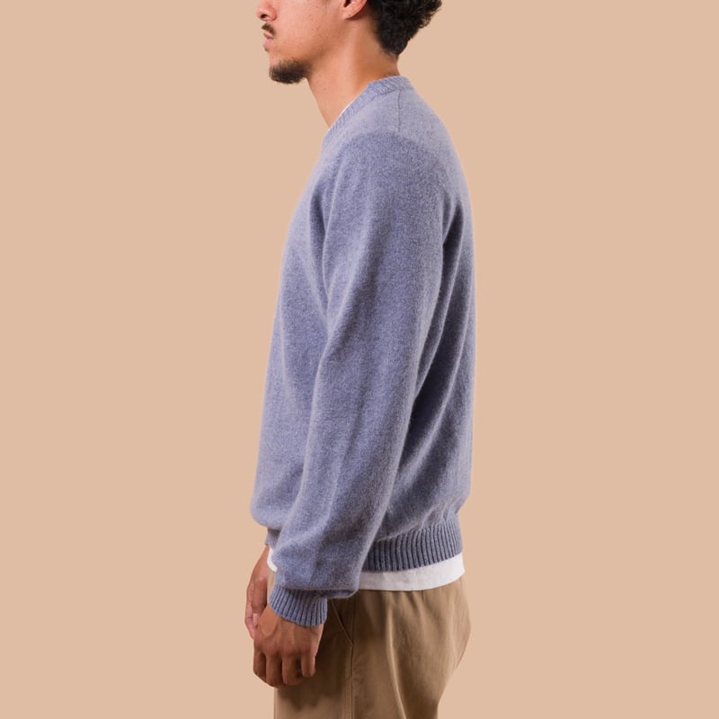 NITTO KNITWEAR X FLANEURS Pull Bedros Geelongora denim de profil