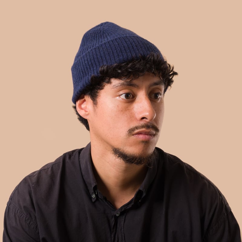 flaneurs mackie Cashmere Arbroath Hat Wildebeest porté