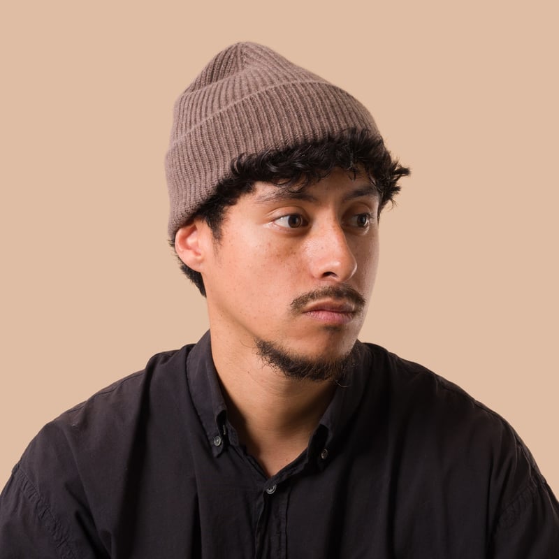 MACKIE Cashmere Arbroath Hat Wildebeest porté flaneurs