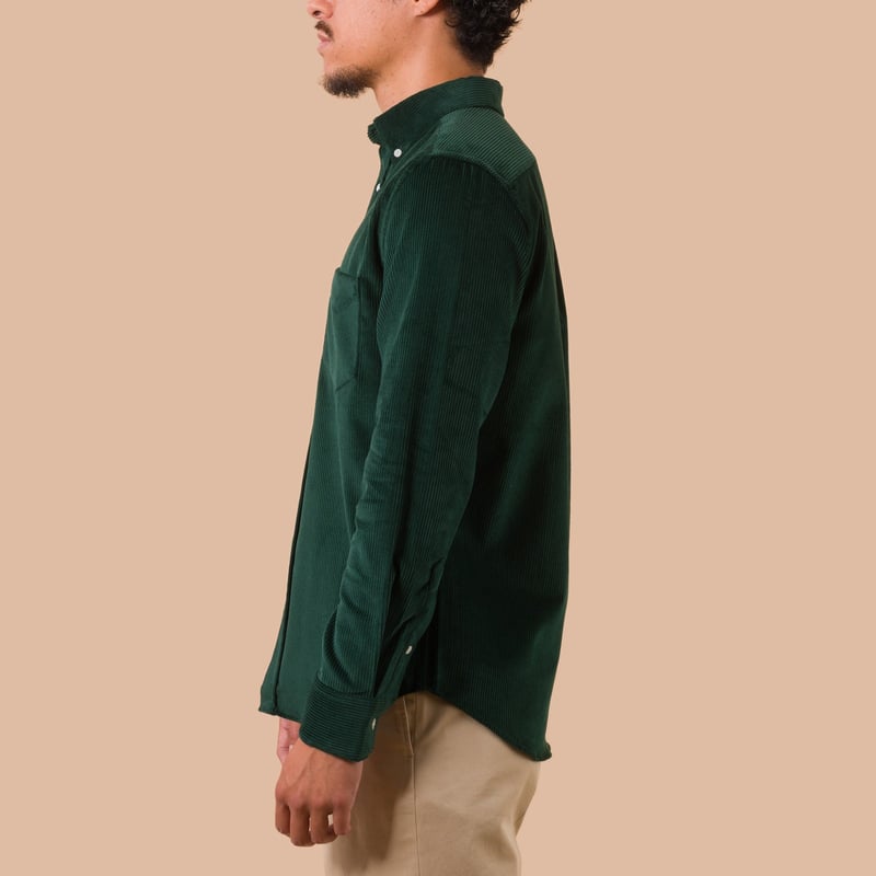 image PORTUGUESE-FLANNEL-flâneurs-chemise-velours-Lobo-Green-de profil