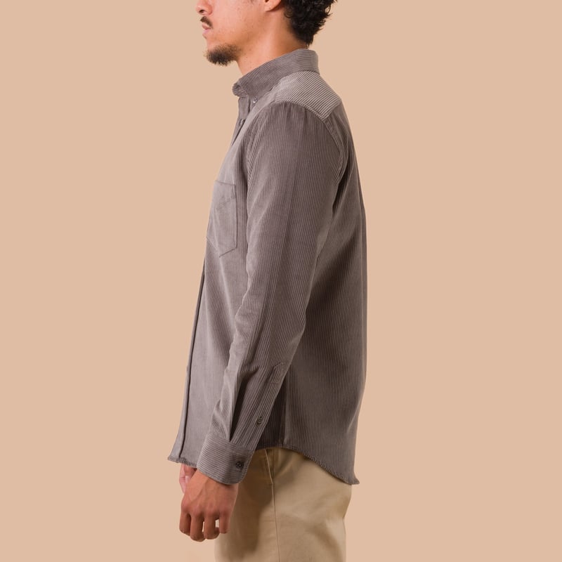 image PORTUGUESE-FLANNEL-flâneurs-chemise-velours-Lobo-Grey de profil