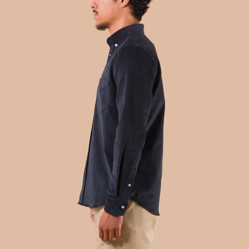 image PORTUGUESE-FLANNEL-flâneurs-chemise-velours-Lobo-light Navy de profil