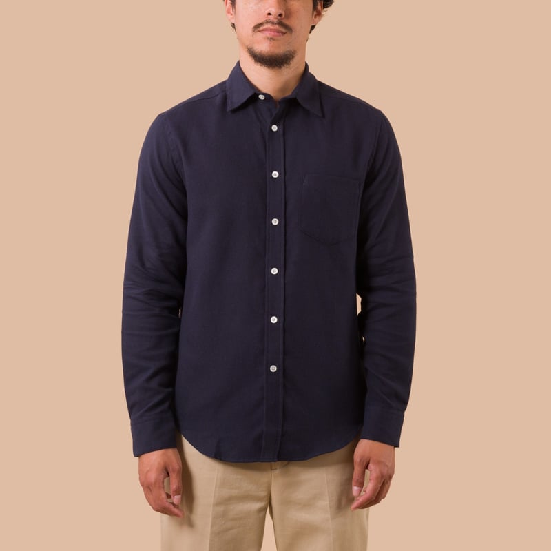 chemise-flâneurs-PORTUGUESE-FLANNEL-Teca-Shirt-Navy porté de face