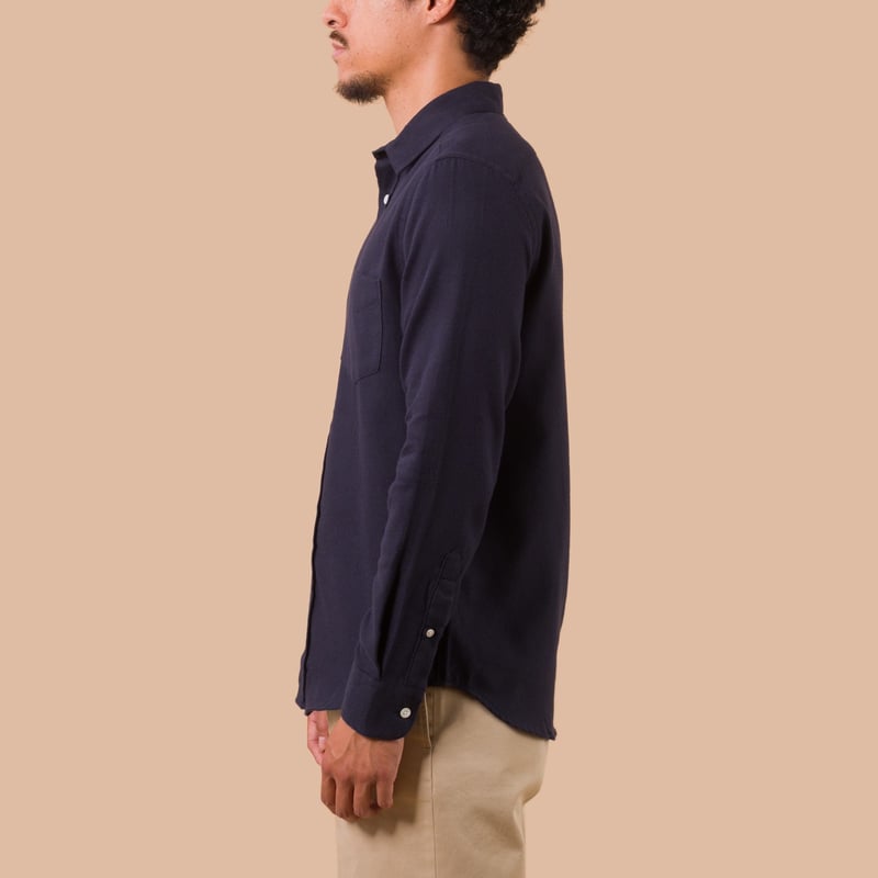 chemise-flâneurs-PORTUGUESE-FLANNEL-Teca-Shirt-Navy porté de profil