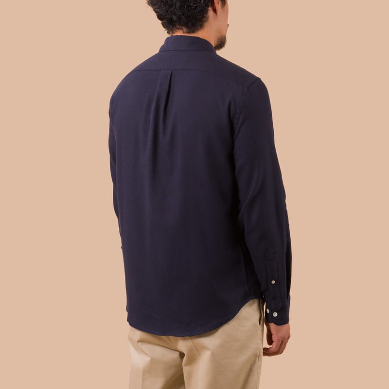 chemise-flâneurs-PORTUGUESE-FLANNEL-Teca-Shirt-Navy porté de dos (2)