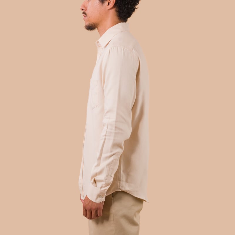 chemise-flâneurs-PORTUGUESE-FLANNEL-Teca-Shirt-Ecru porté de profil