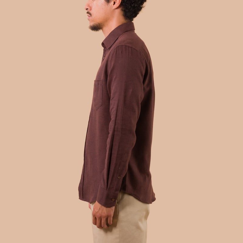 chemise-flâneurs-PORTUGUESE-FLANNEL-Teca-Shirt-Brown porté de profil