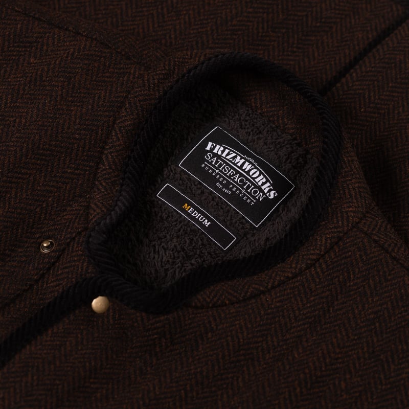 Image flâneurs FRIZMWORKS / Herringbone Wool Hunting Vest Chestnut Black détail col