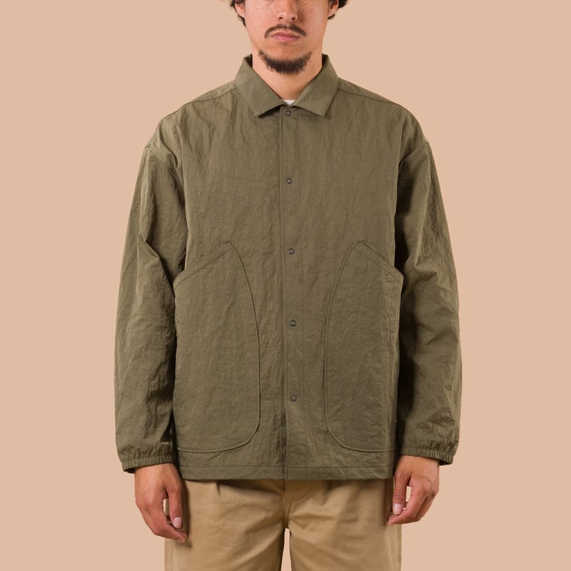 flaneurs JACKMAN Nylon Ballboy Shirt Olive worn front