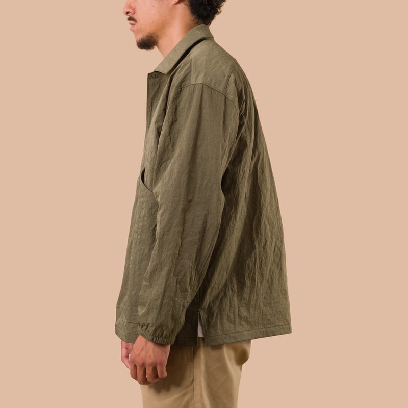 flaneurs JACKMAN Nylon Ballboy Shirt Olive worn side