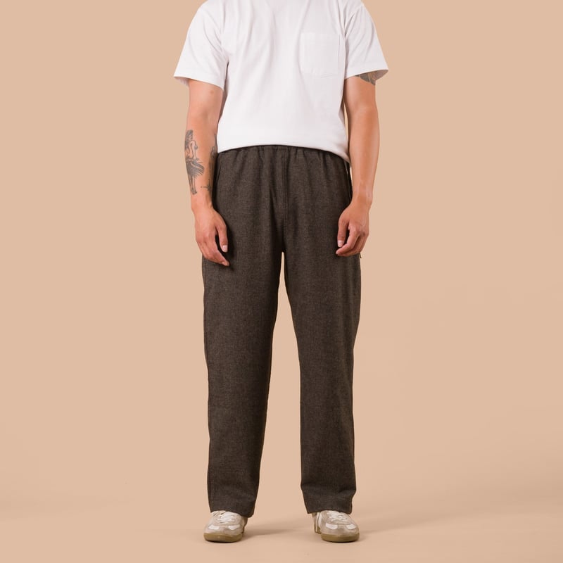 flaneurs Frizmworks Wool Easy Pants Forest Black worn front