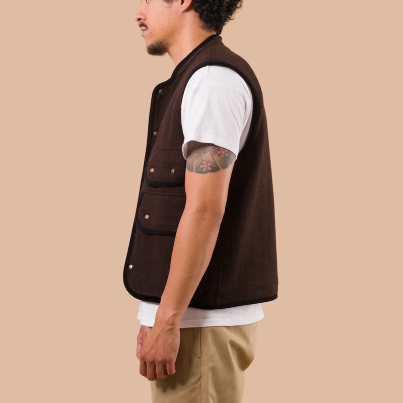 flaneurs Frizmworks Herringbone Wool Hunting Vest Chestnut Black worn side