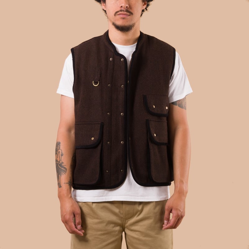 flaneurs Frizmworks Herringbone Wool Hunting Vest Chestnut Black worn front
