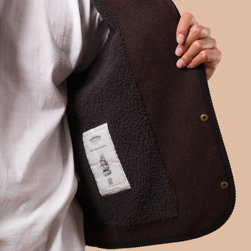 flaneurs Frizmworks Herringbone Wool Hunting Vest Chestnut Black detail