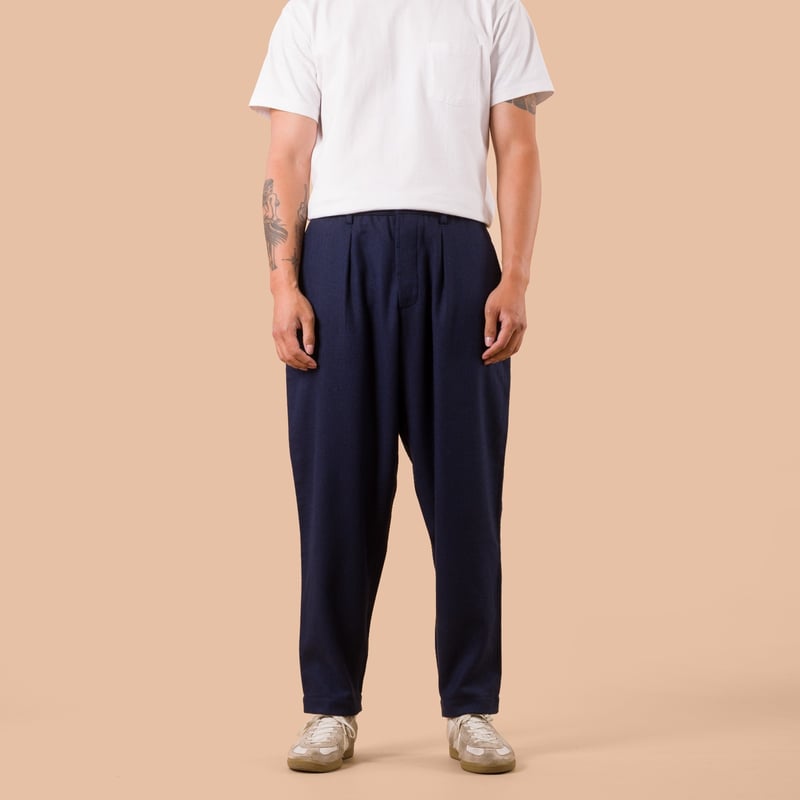 flaneurs worn front UNIVERSAL WORKS pantalon laine Wool Herringbone Pleated Track Pant Navy