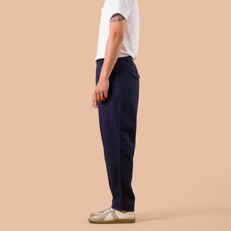 flaneurs worn side UNIVERSAL WORKS pantalon laine Wool Herringbone Pleated Track Pant Navy