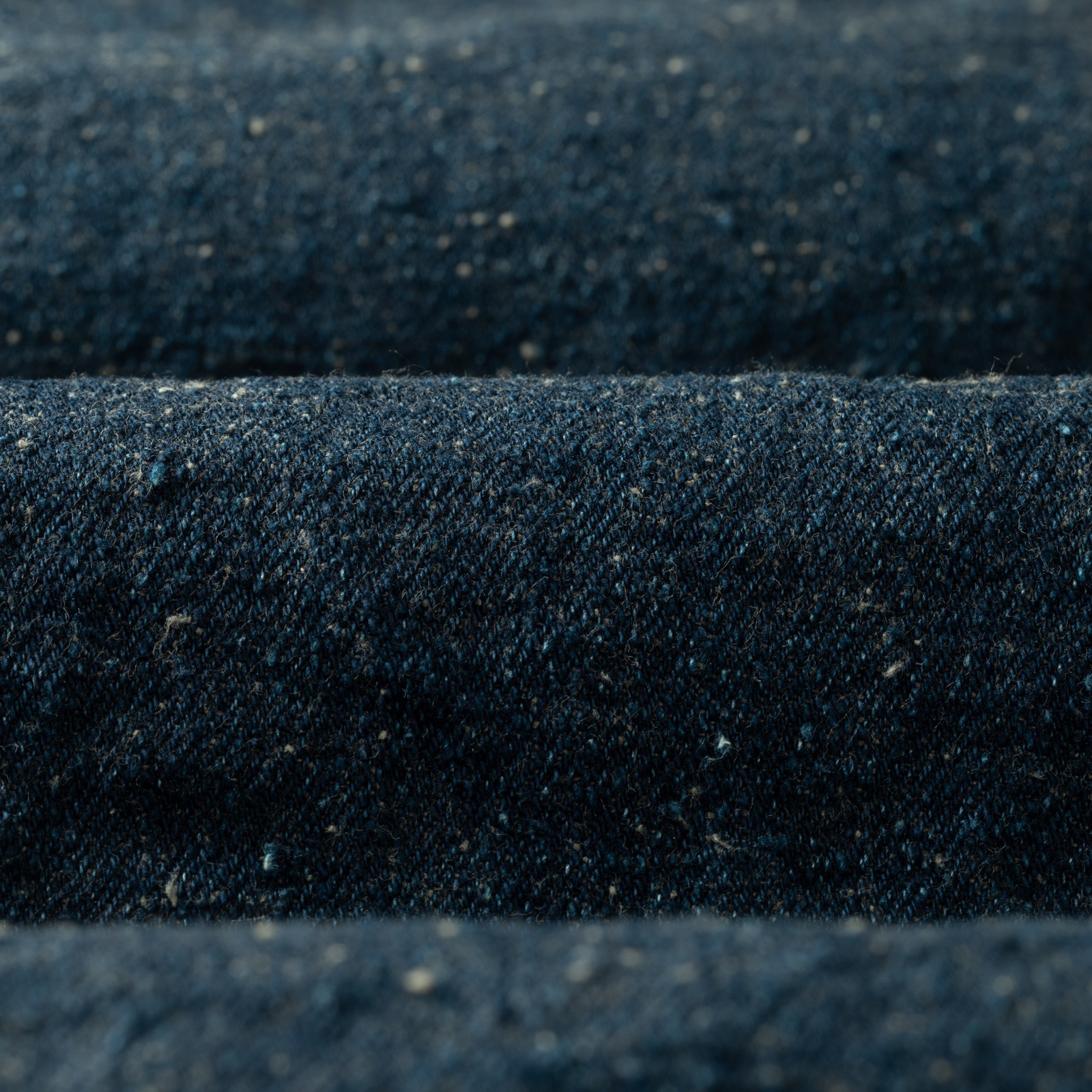 Image-Flâneurs_ONI DENIM / 622CCD-GOLV 15oz Relaxed Tapered "Greyish Olive" Crushed Concrete Denim_Détail-matière Image-Flâneurs_ONI DENIM / 622CCD-GOLV 15oz Relaxed Tapered "Greyish Olive" Crushed Concrete Denim_Détail-matière
