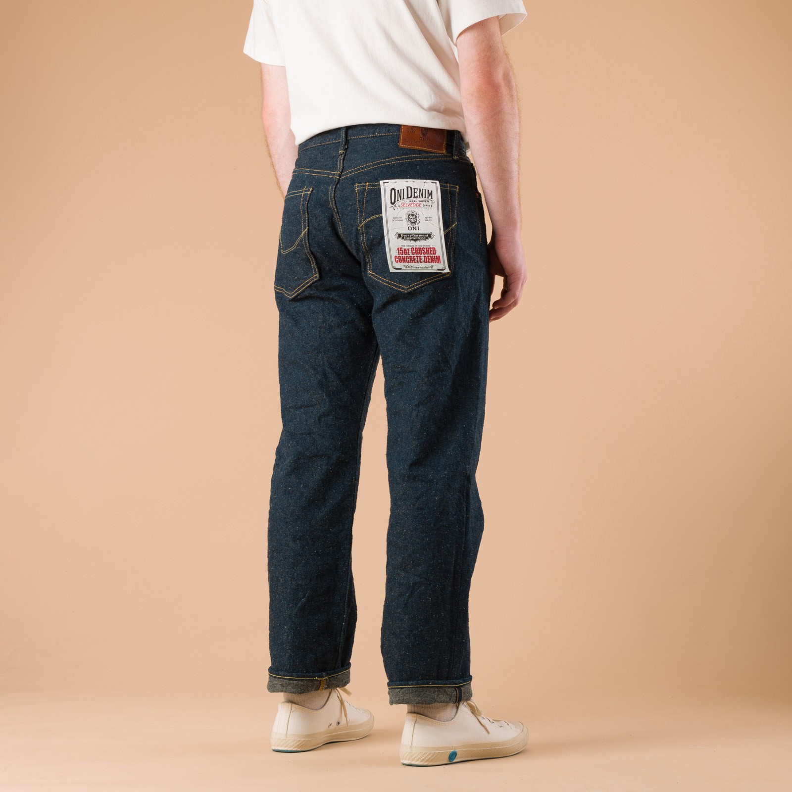 Image-Flâneurs_ONI DENIM / 288CCD-GOLV 15oz Regular Straight "Greyish Olive" Crushed Concrete Denim_de-dos Image-Flâneurs_ONI DENIM / 288CCD-GOLV 15oz Regular Straight "Greyish Olive" Crushed Concrete Denim_de-dos