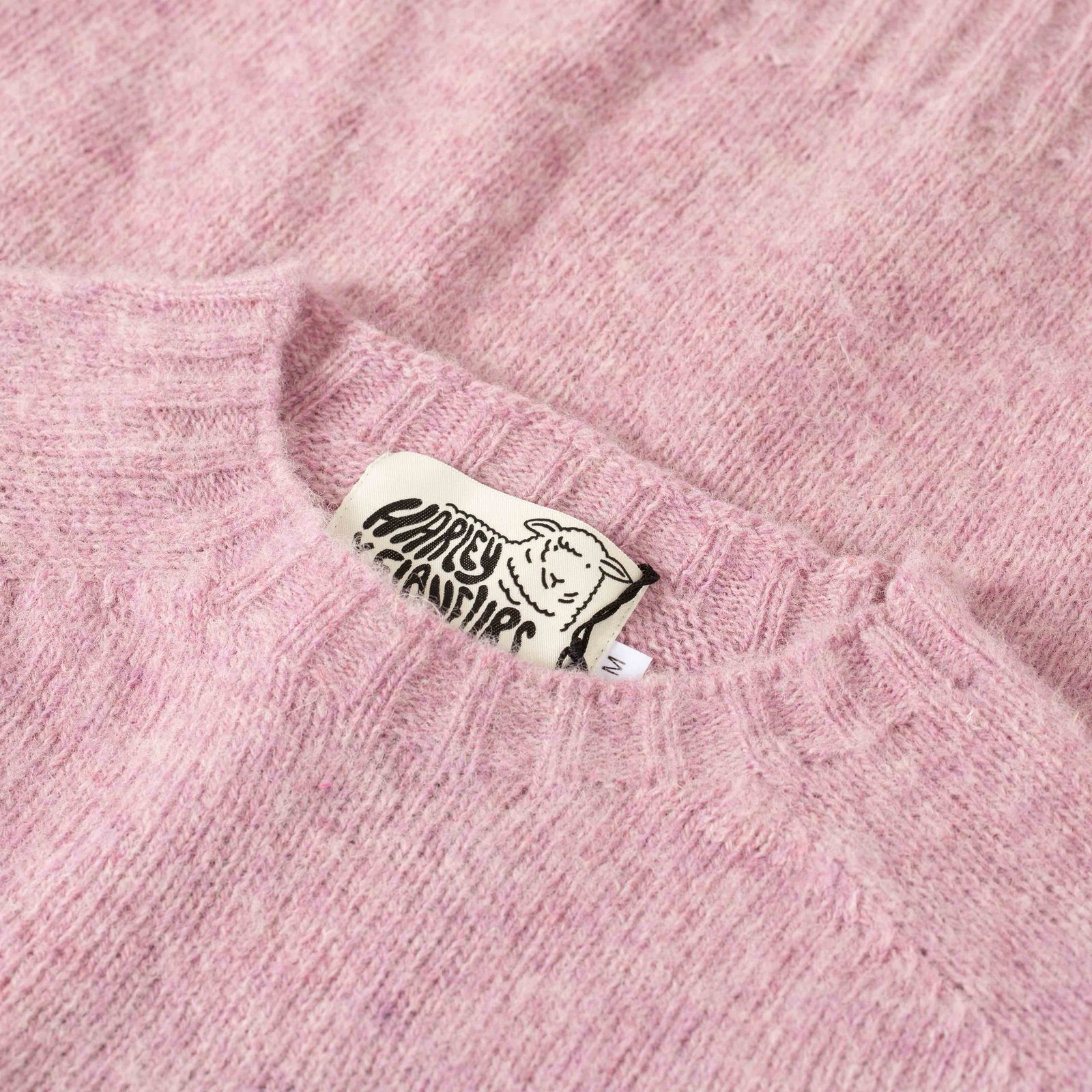 pull laine ecossais Harley of Scotland X Flâneurs détail-pink lavender pull laine ecossais Harley of Scotland X Flâneurs détail-pink lavender
