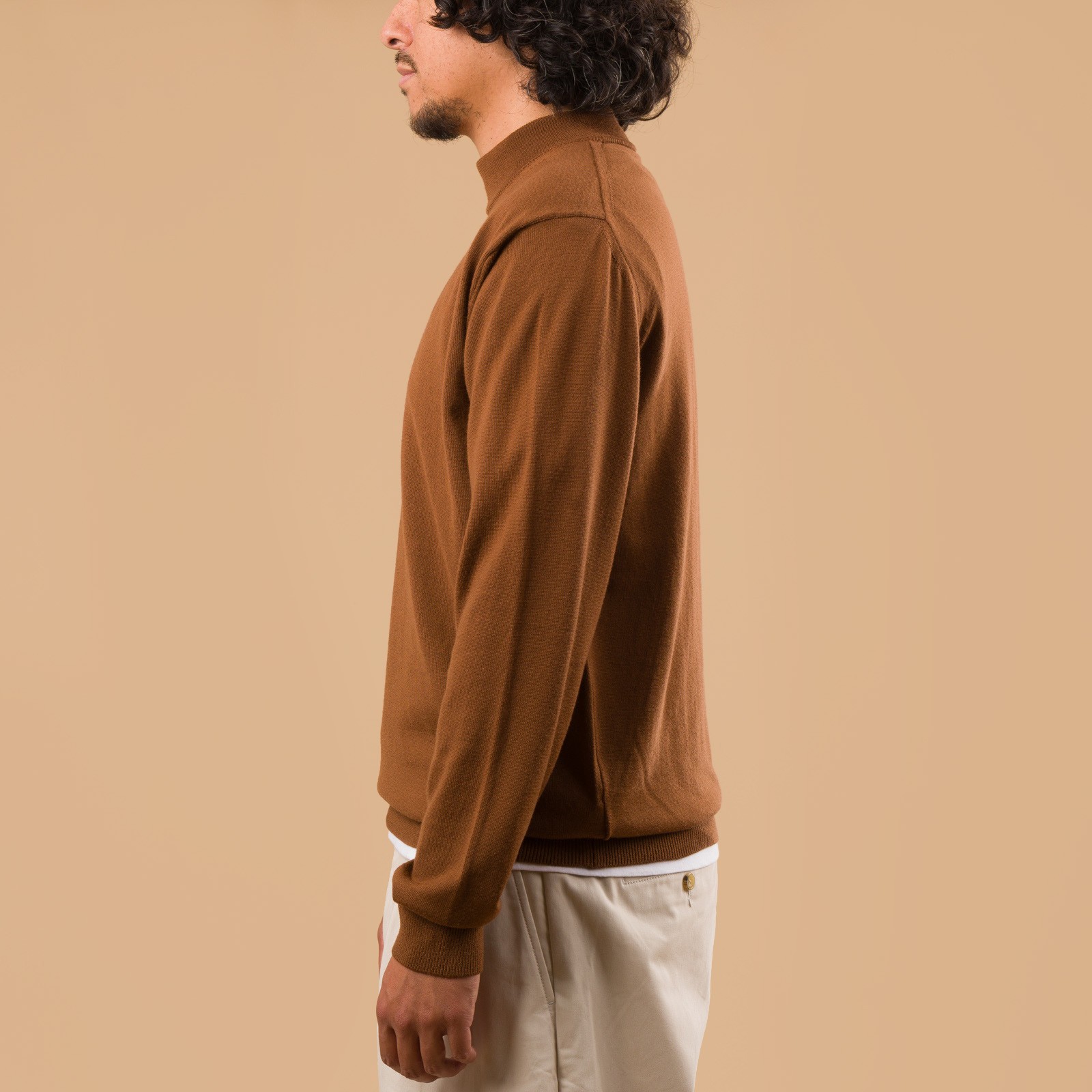 image flâneursMOONCASTLE 12G Wool Crew Neck nutmeg de profil image flâneursMOONCASTLE 12G Wool Crew Neck nutmeg de profil