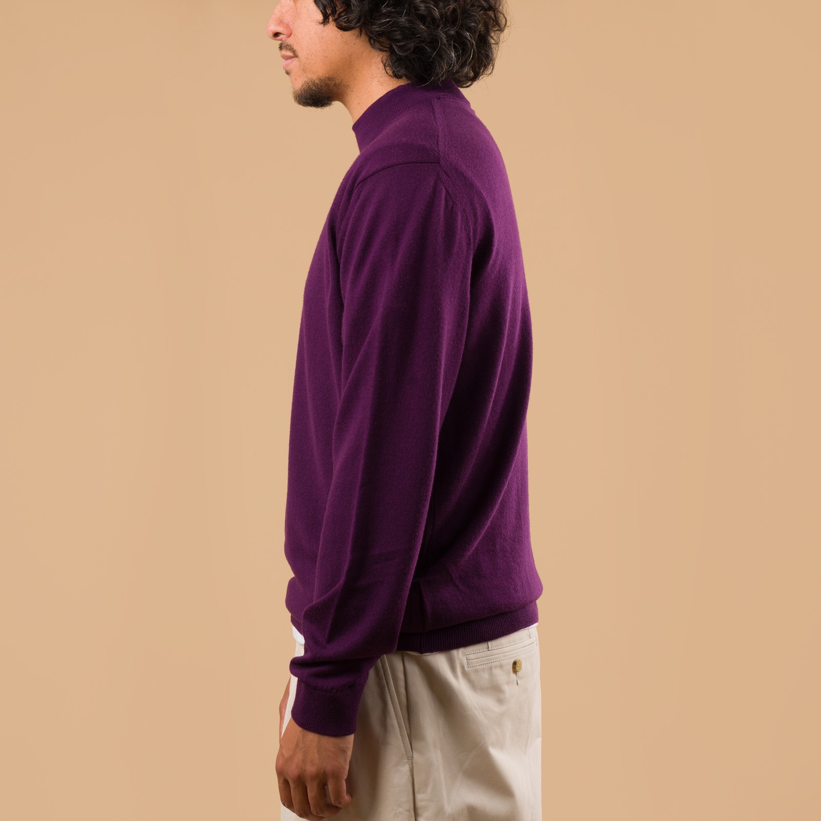 image flâneursMOONCASTLE 12G Wool Crew Neck prune de profil image flâneursMOONCASTLE 12G Wool Crew Neck prune de profil