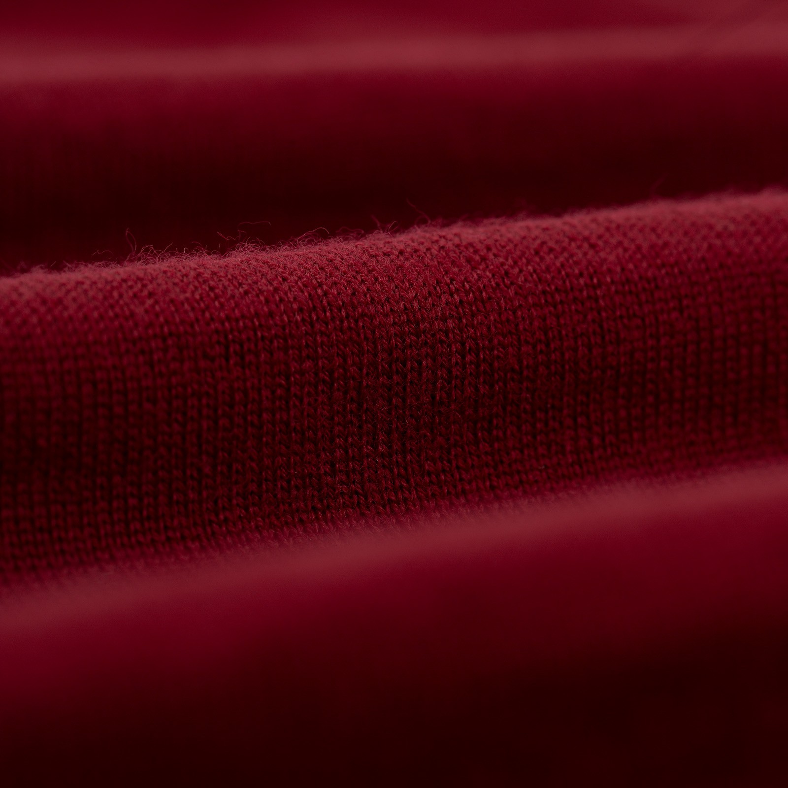 closeup flâneursMOONCASTLE 12G Wool Crew Neck burgundy closeup flâneursMOONCASTLE 12G Wool Crew Neck burgundy