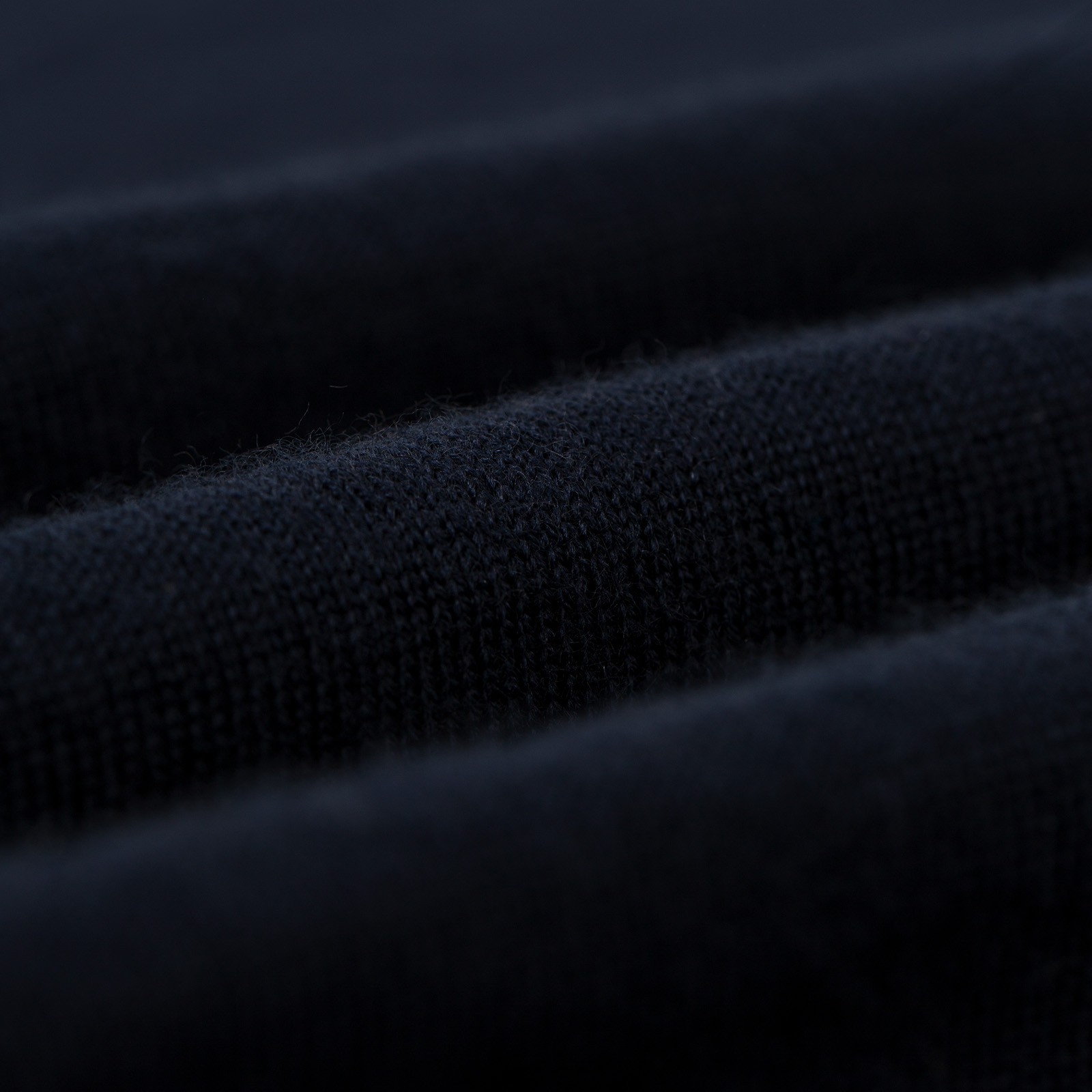 closeup flâneursMOONCASTLE 12G Wool Crew Neck navy closeup flâneursMOONCASTLE 12G Wool Crew Neck navy