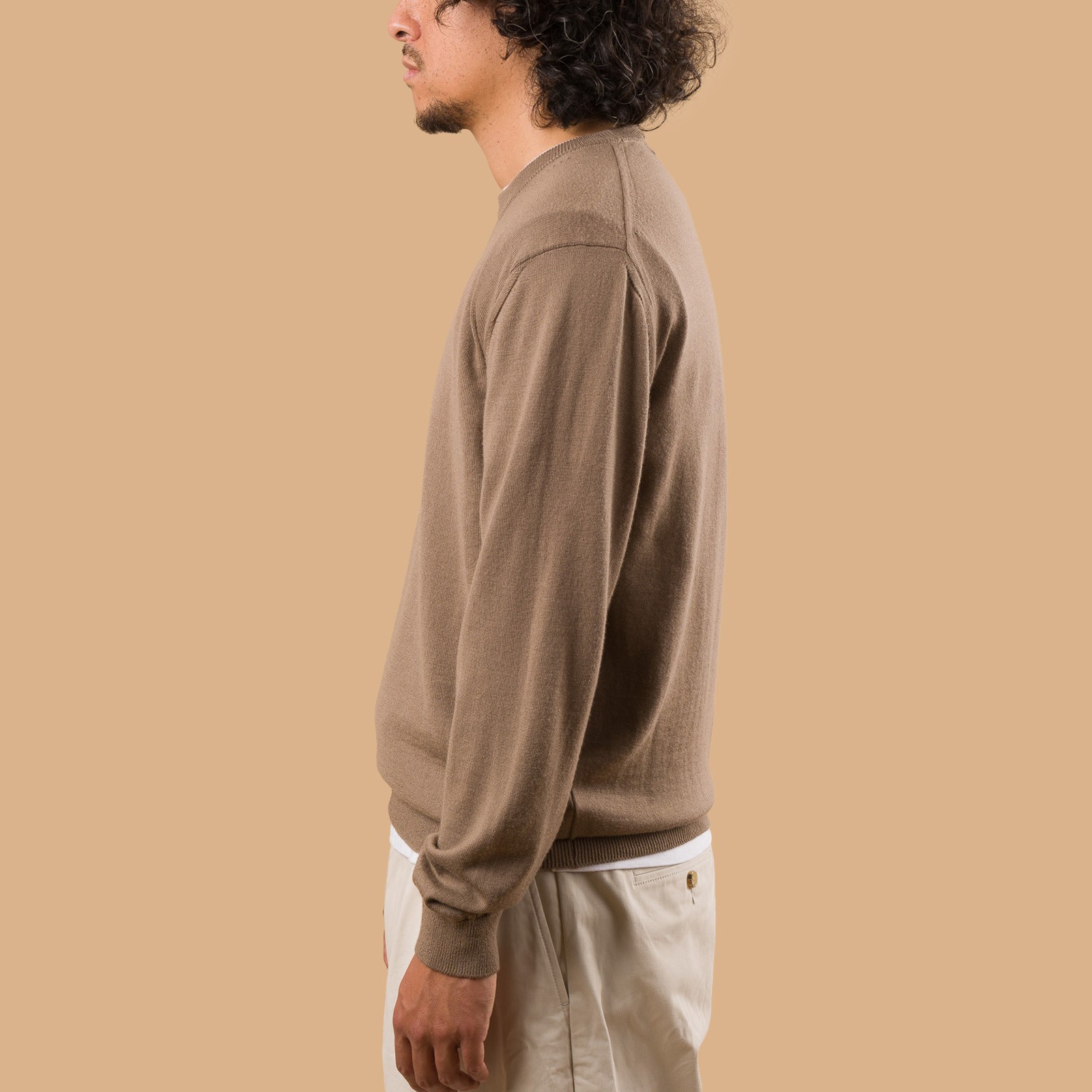 Image-Flâneurs_MOONCASTLE / 12G Wool Crew Neck Sand Beige_de-profil Image-Flâneurs_MOONCASTLE / 12G Wool Crew Neck Sand Beige_de-profil