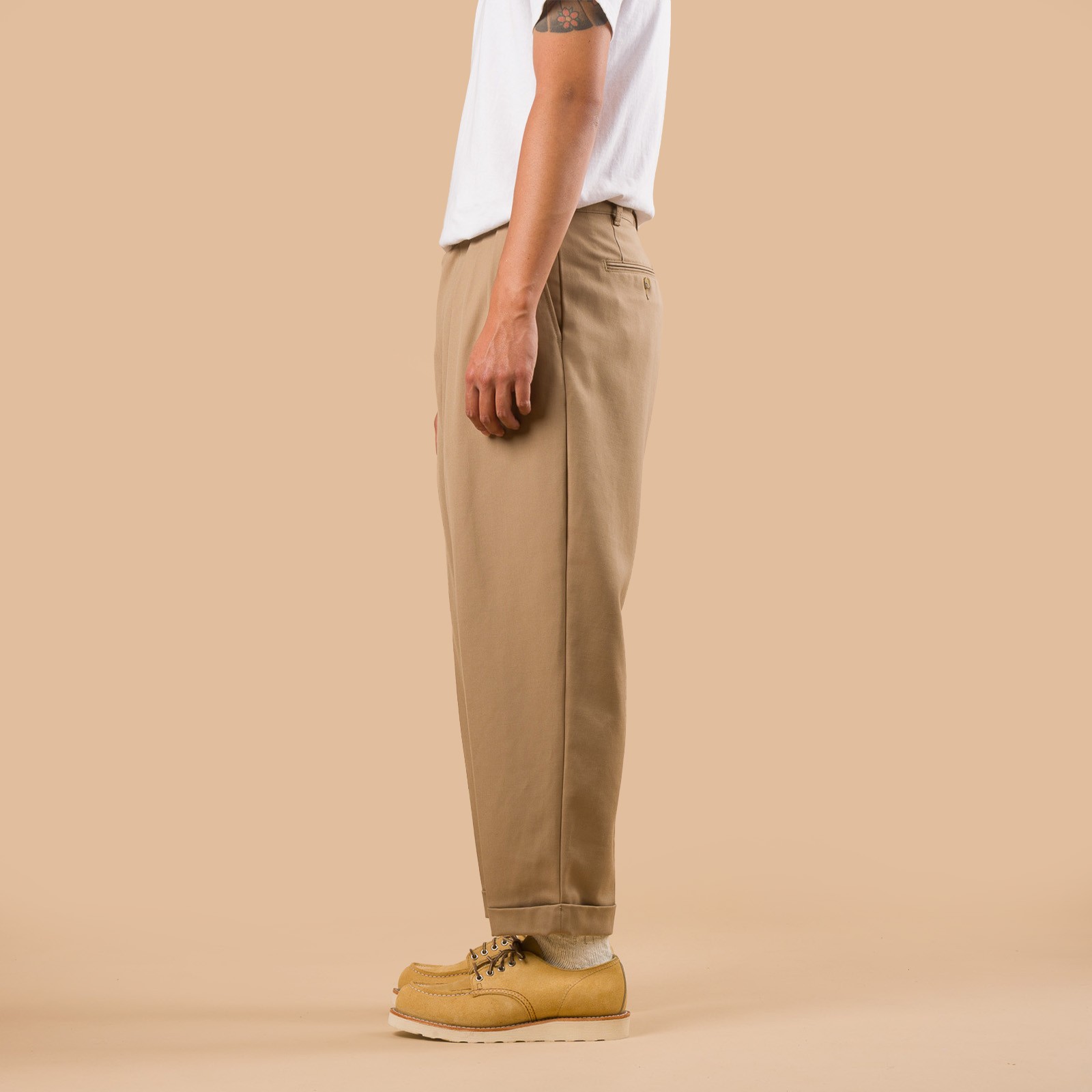 Image-Flâneurs_BEAMS PLUS / 2 Pleats Tapered Laundry Wool Khaki_de-profil Image-Flâneurs_BEAMS PLUS / 2 Pleats Tapered Laundry Wool Khaki_de-profil