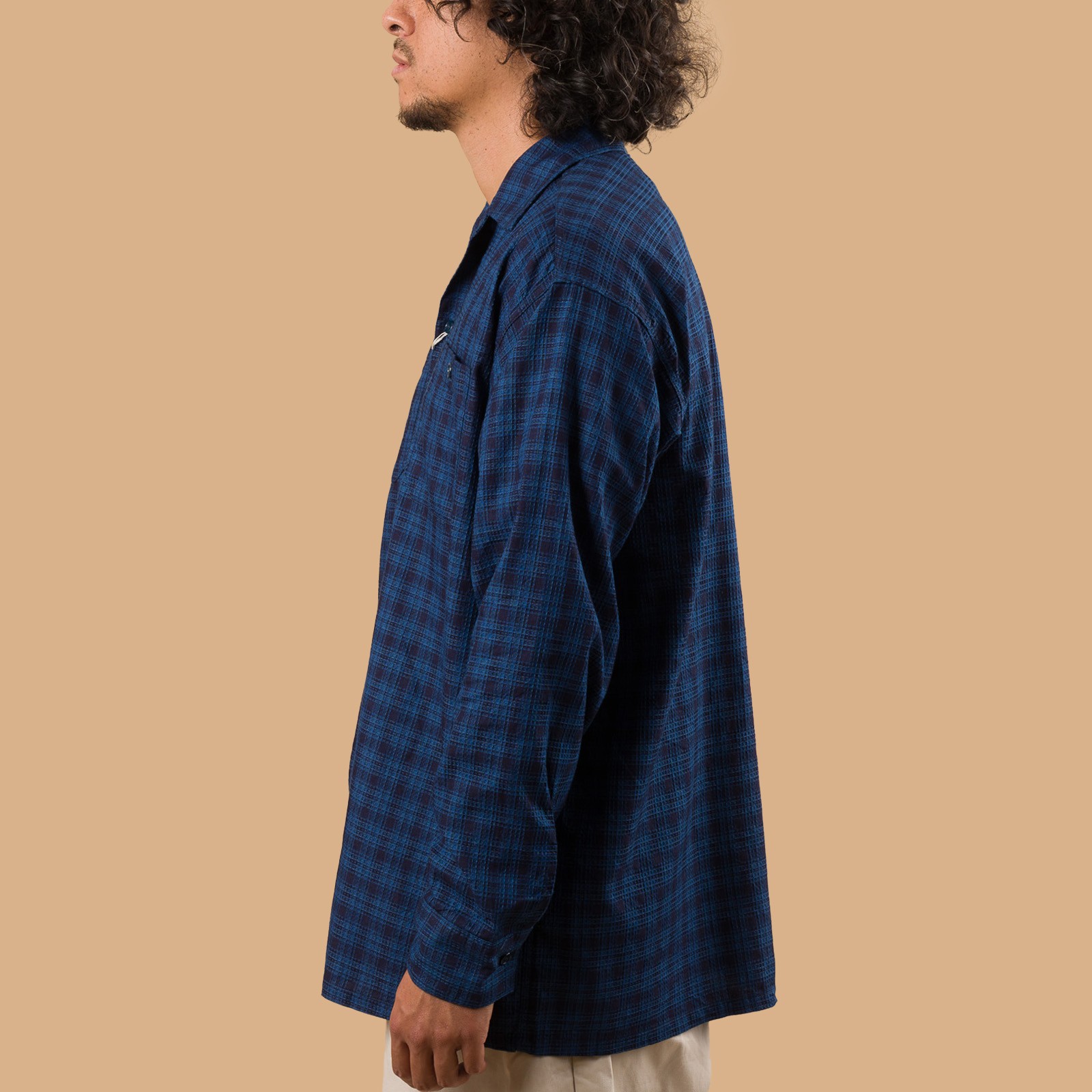 Image-Flâneurs_BEAMS PLUS / Mil Open Collar Indigo Dobby Mini Plaid_de-profil Image-Flâneurs_BEAMS PLUS / Mil Open Collar Indigo Dobby Mini Plaid_de-profil