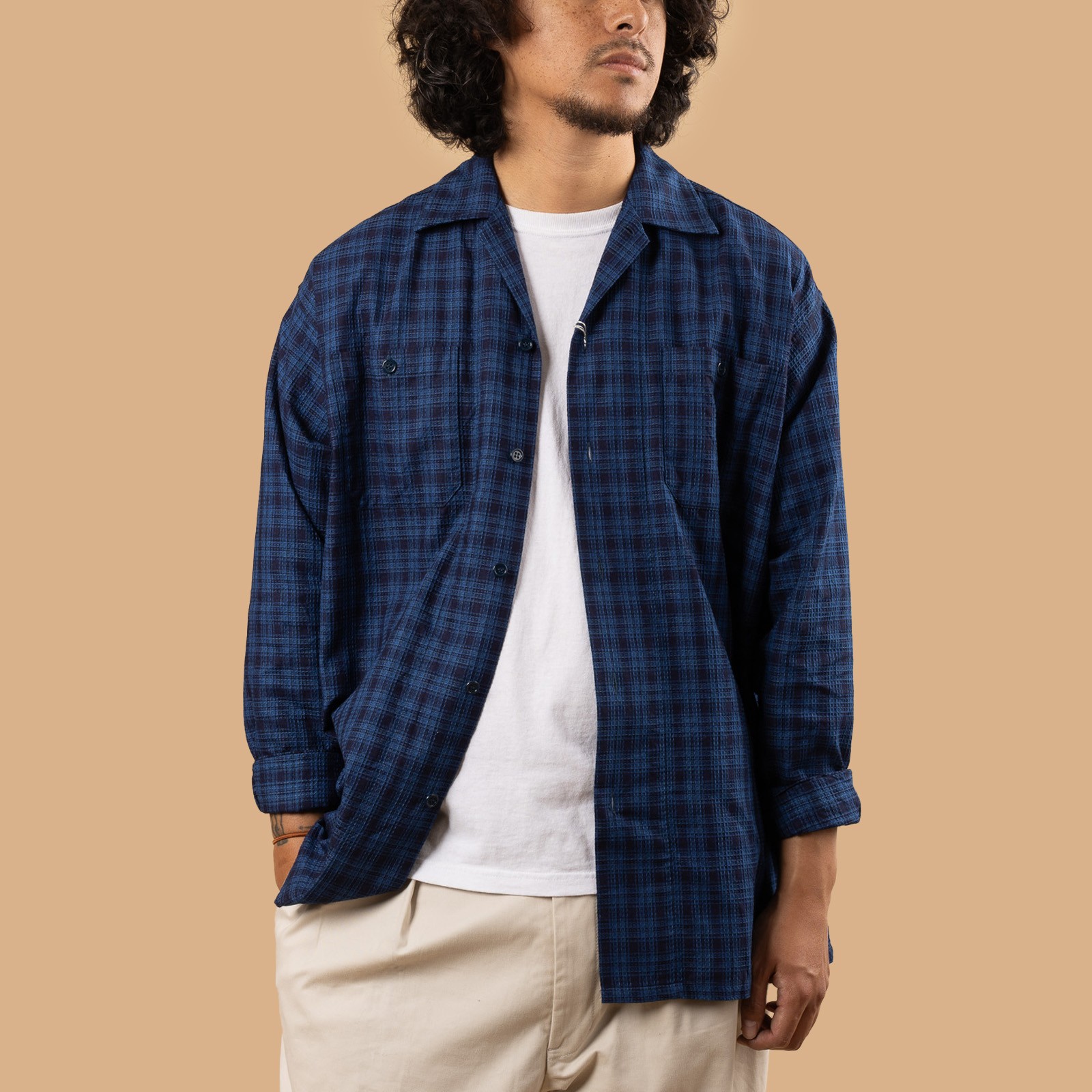 Image-Flâneurs_BEAMS PLUS / Mil Open Collar Indigo Dobby Mini Plaid_de-face-ouvert Image-Flâneurs_BEAMS PLUS / Mil Open Collar Indigo Dobby Mini Plaid_de-face-ouvert