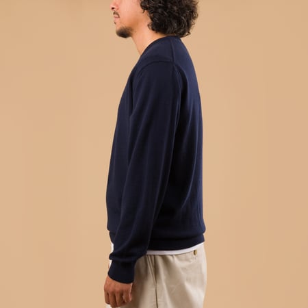 image flâneursMOONCASTLE 12G Wool Crew Neck Navy de profil image flâneursMOONCASTLE 12G Wool Crew Neck Navy de profil