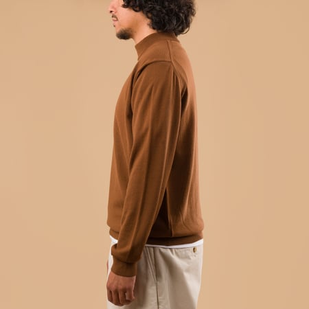 image flâneursMOONCASTLE 12G Wool Crew Neck nutmeg de profil image flâneursMOONCASTLE 12G Wool Crew Neck nutmeg de profil