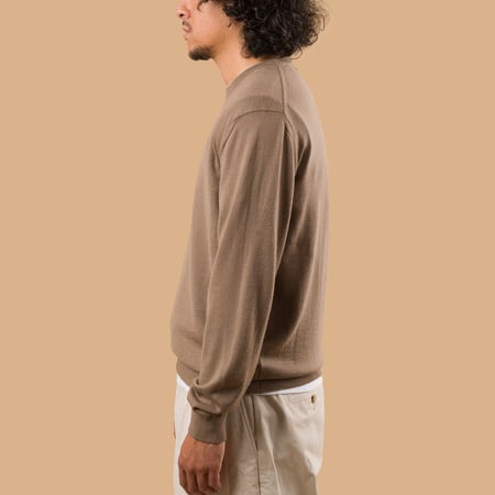 Image-Flâneurs_MOONCASTLE / 12G Wool Crew Neck Sand Beige_de-profil Image-Flâneurs_MOONCASTLE / 12G Wool Crew Neck Sand Beige_de-profil