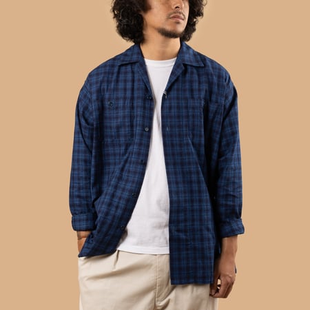 Image-Flâneurs_BEAMS PLUS / Mil Open Collar Indigo Dobby Mini Plaid_de-face-ouvert Image-Flâneurs_BEAMS PLUS / Mil Open Collar Indigo Dobby Mini Plaid_de-face-ouvert