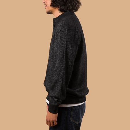 Image-Flâneurs_BEAMS PLUS / Knit Polo 9G Wool Silk Shaggy Yarn Black_de-profil Image-Flâneurs_BEAMS PLUS / Knit Polo 9G Wool Silk Shaggy Yarn Black_de-profil