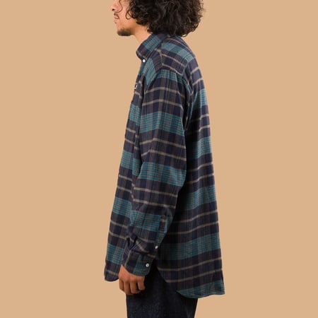 Image-Flâneurs_BEAMS PLUS / BD Classic Fit Indian Flannel Plaid Over Dye Blue_de-profil Image-Flâneurs_BEAMS PLUS / BD Classic Fit Indian Flannel Plaid Over Dye Blue_de-profil
