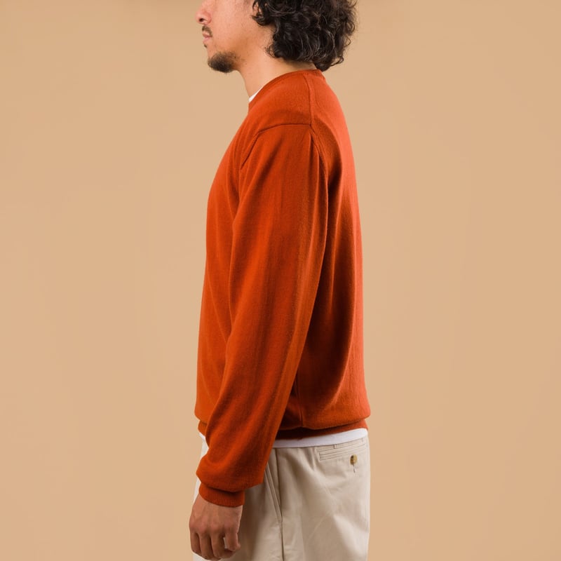 image flâneursMOONCASTLE 12G Wool Crew Neck orange de profil image flâneursMOONCASTLE 12G Wool Crew Neck orange de profil